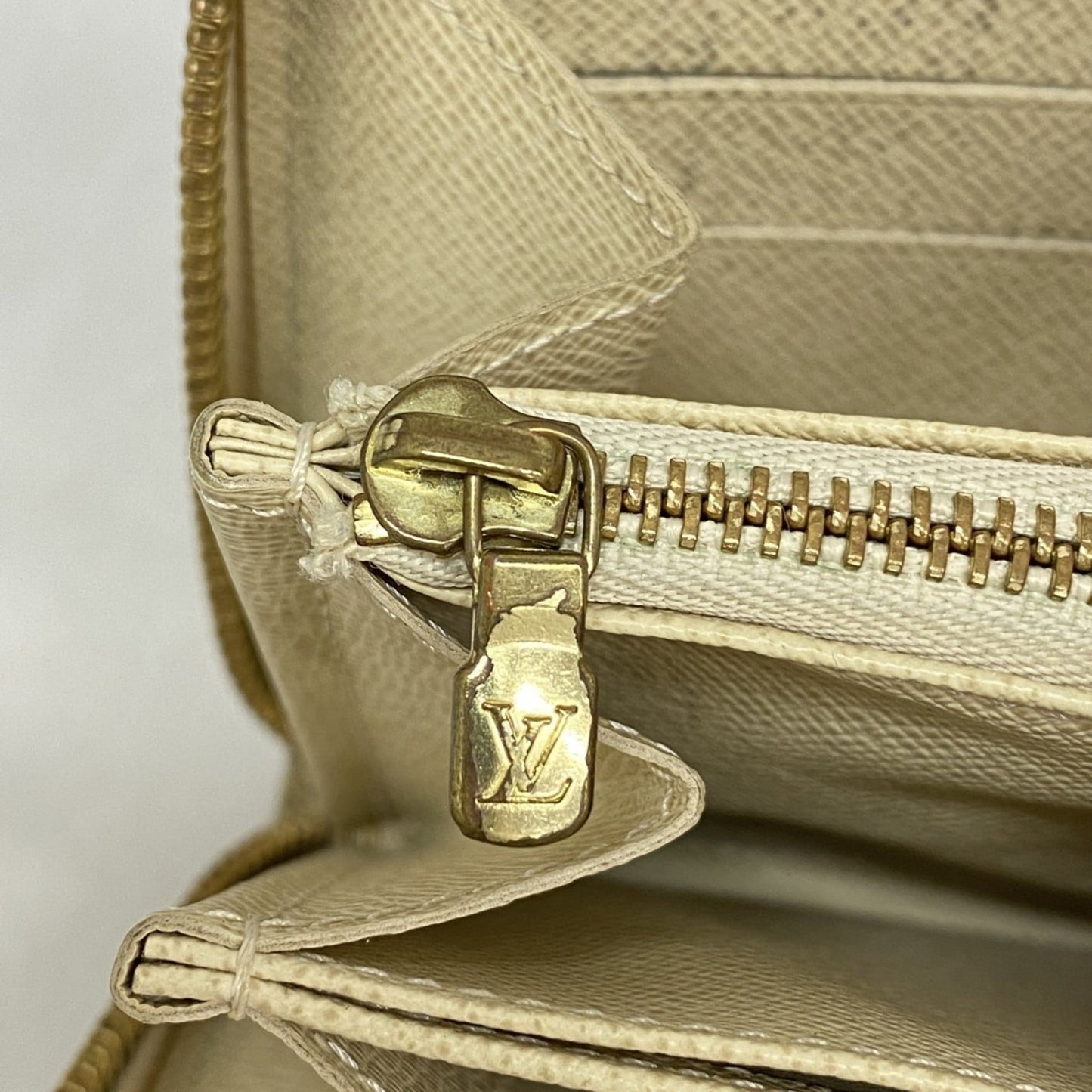 Louis Vuitton White Long Wallet (Bi-Fold) (Pre-Owned)