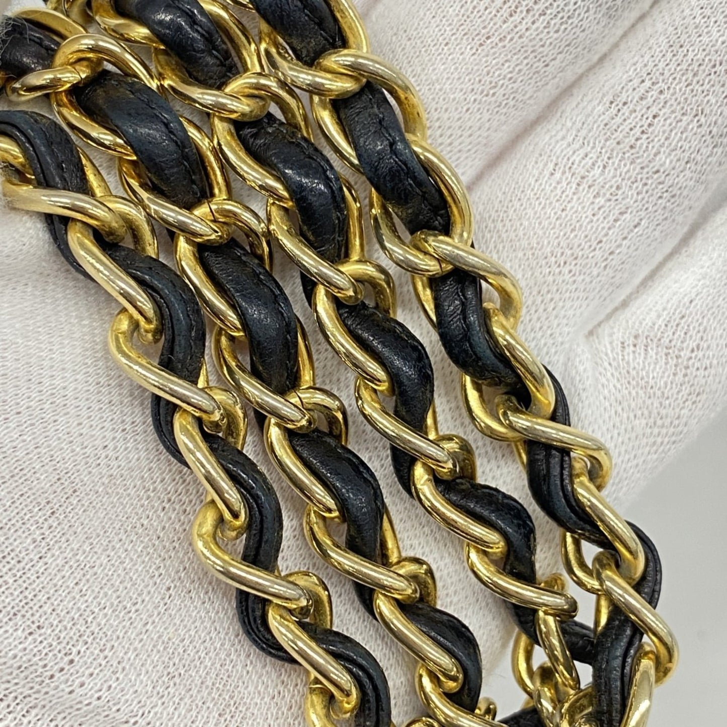 Chanel Black Leather Shoulder Bag (Pre-Owned)