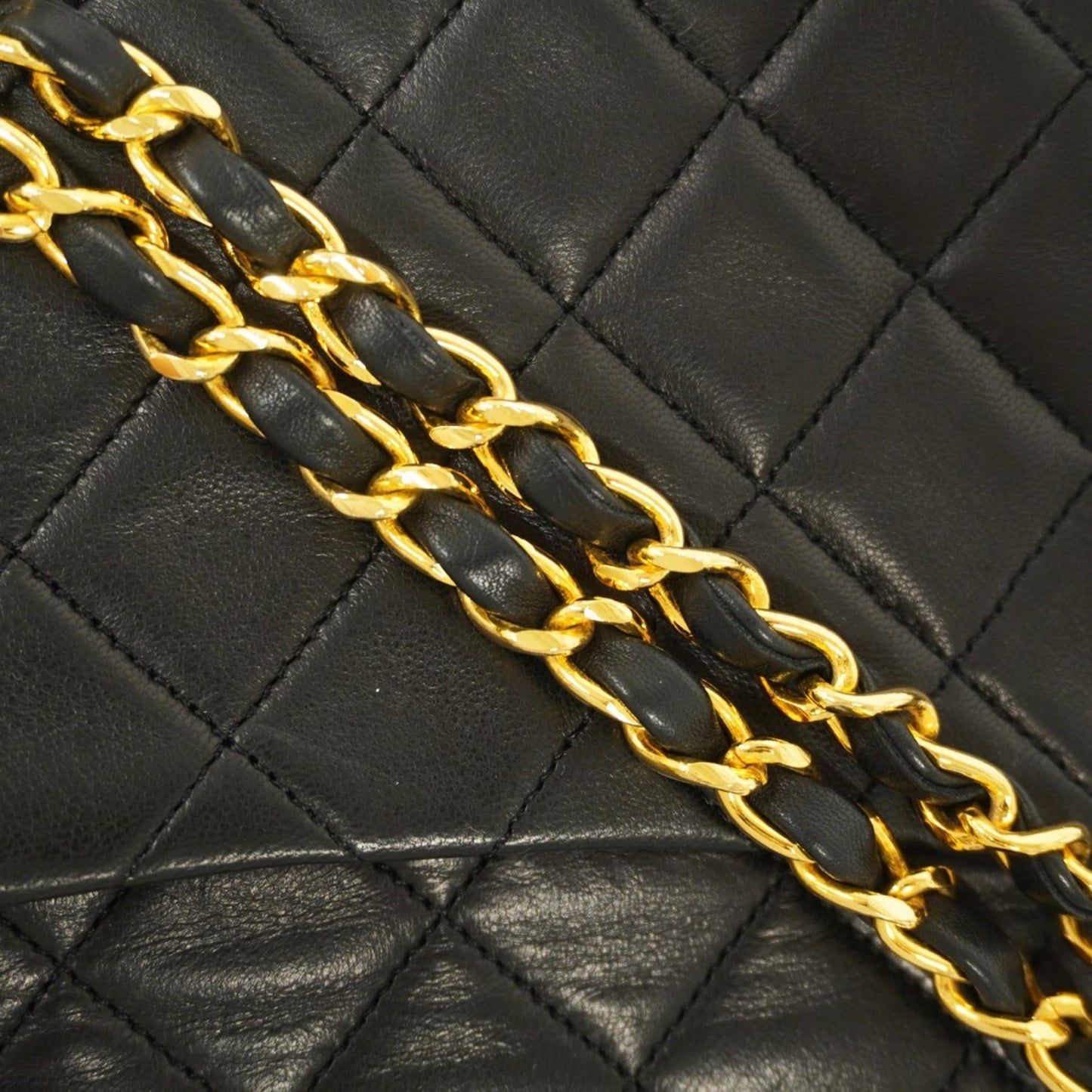 Chanel Black Leather Shoulder Bag (Pre-Owned)