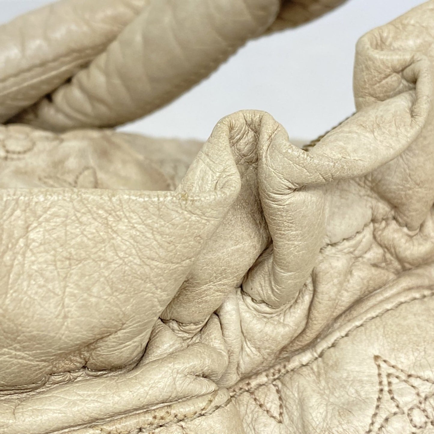 Louis Vuitton Beige Shoulder Bag (Pre-Owned)