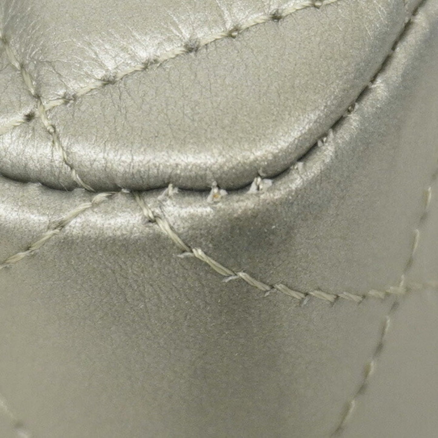 Chanel Gray Leather Shoulder Bag (Pre-Owned)