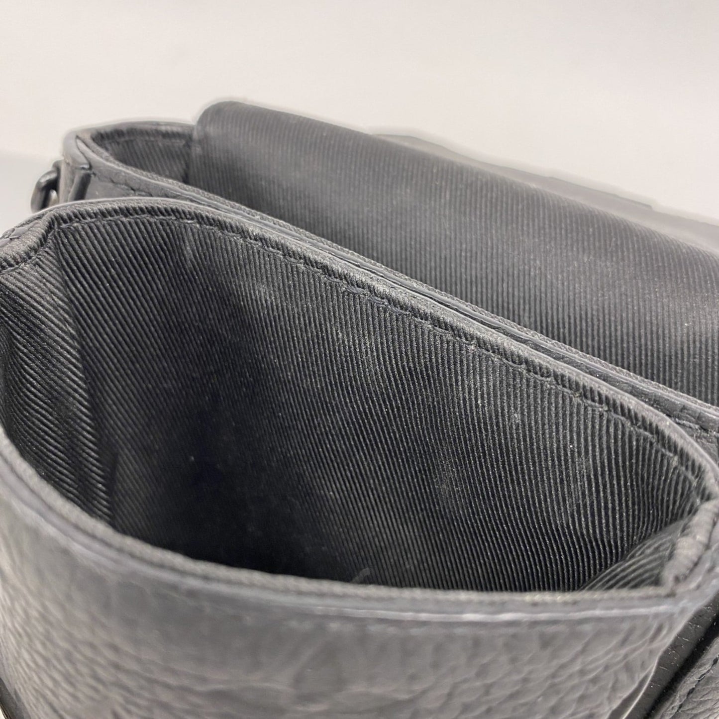 Louis Vuitton Noir Shoulder Bag (Pre-Owned)