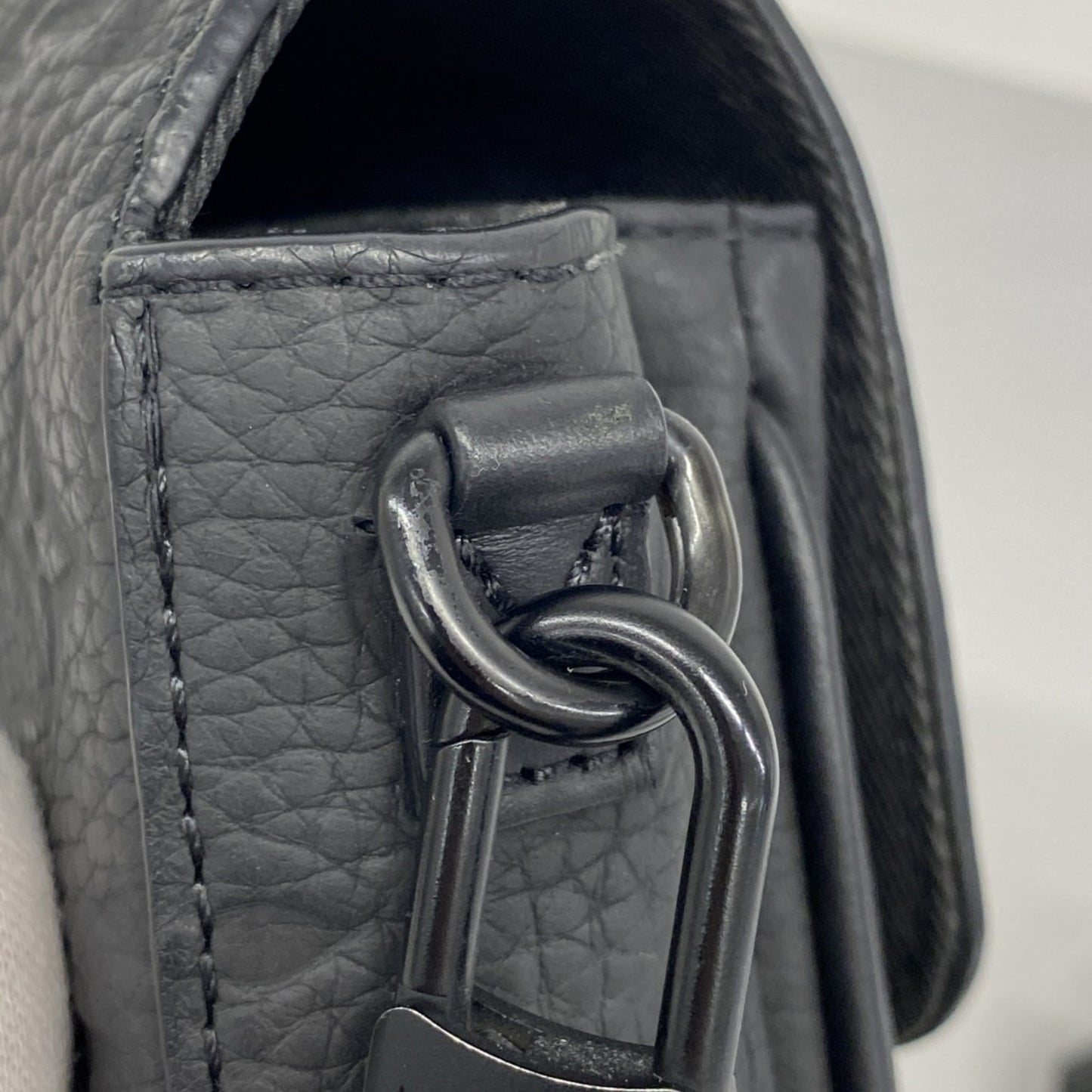 Louis Vuitton Noir Shoulder Bag (Pre-Owned)