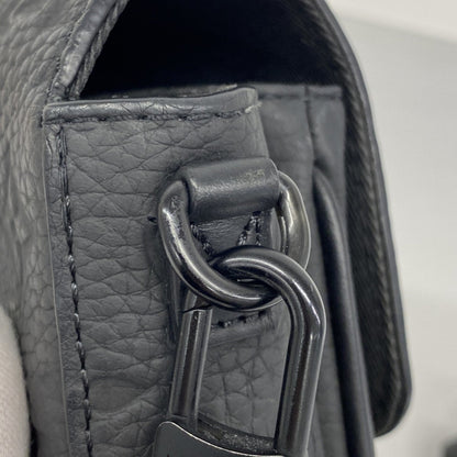 Louis Vuitton Noir Shoulder Bag (Pre-Owned)