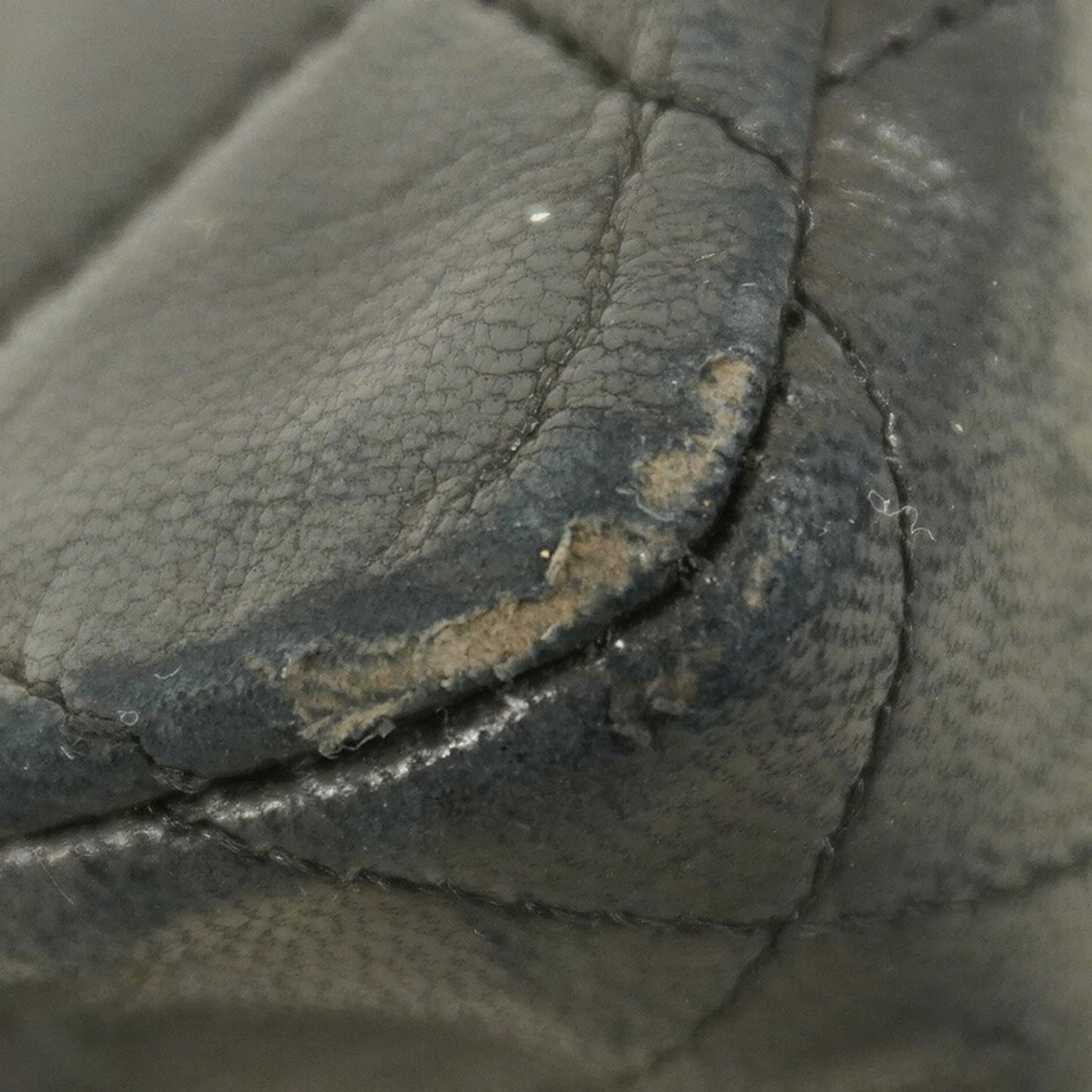 Chanel Black Leather Shoulder Bag (Pre-Owned)