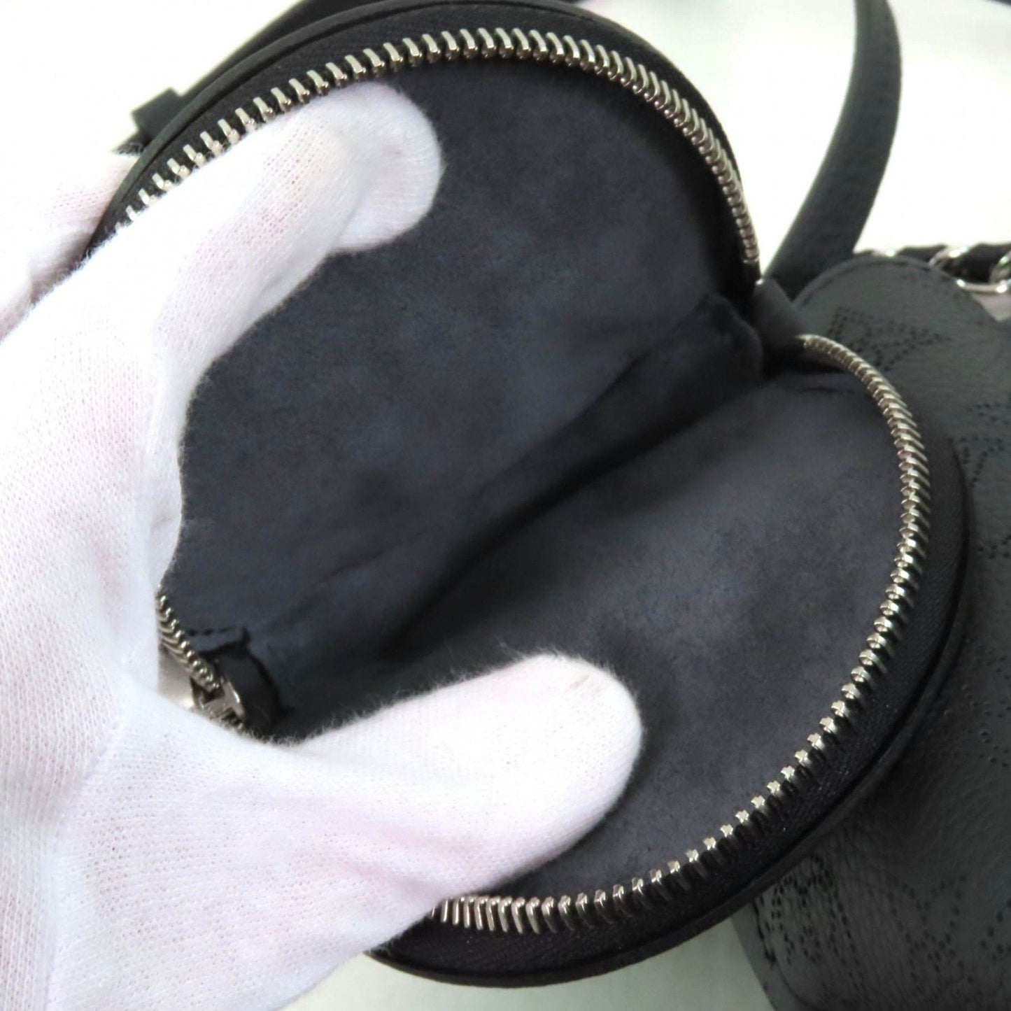 Louis Vuitton Noir Shoulder Bag (Pre-Owned)