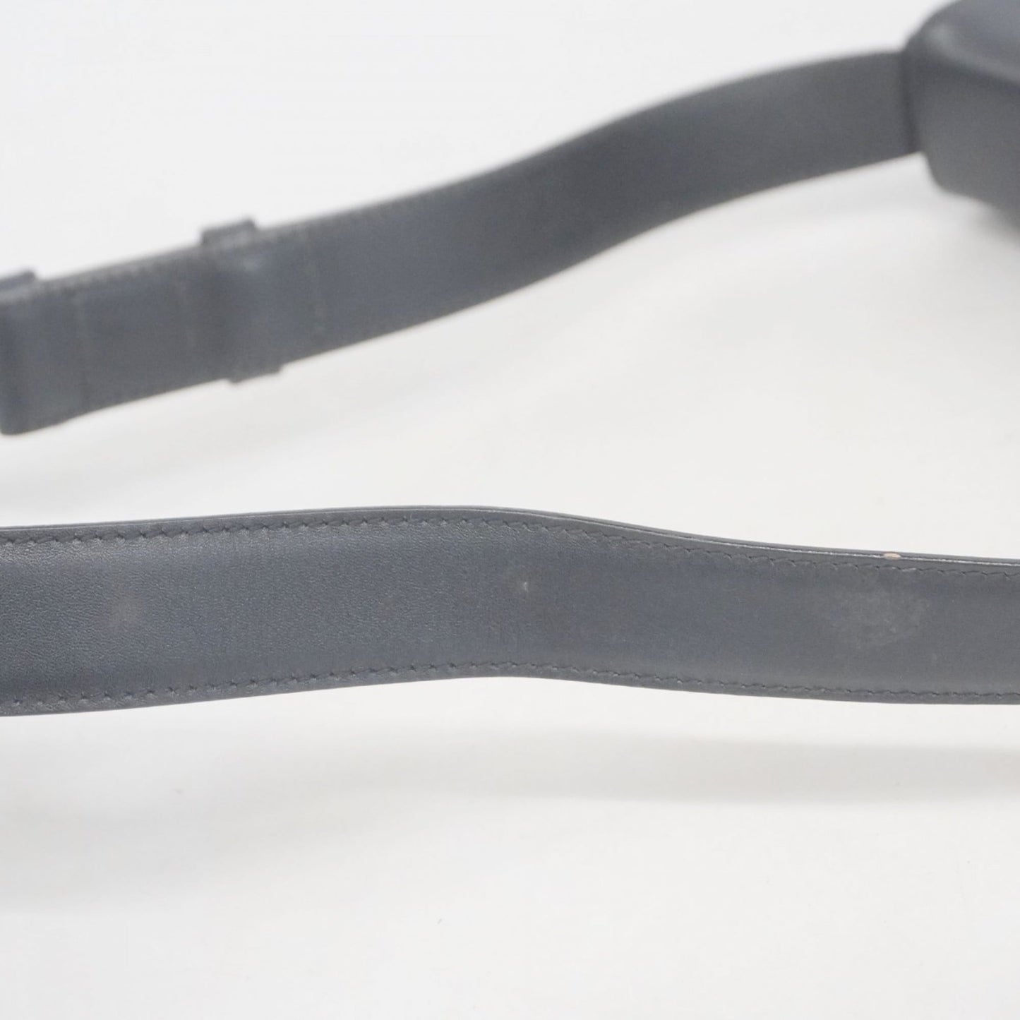 Salvatore Ferragamo Black Leather Shoulder Bag (Pre-Owned)