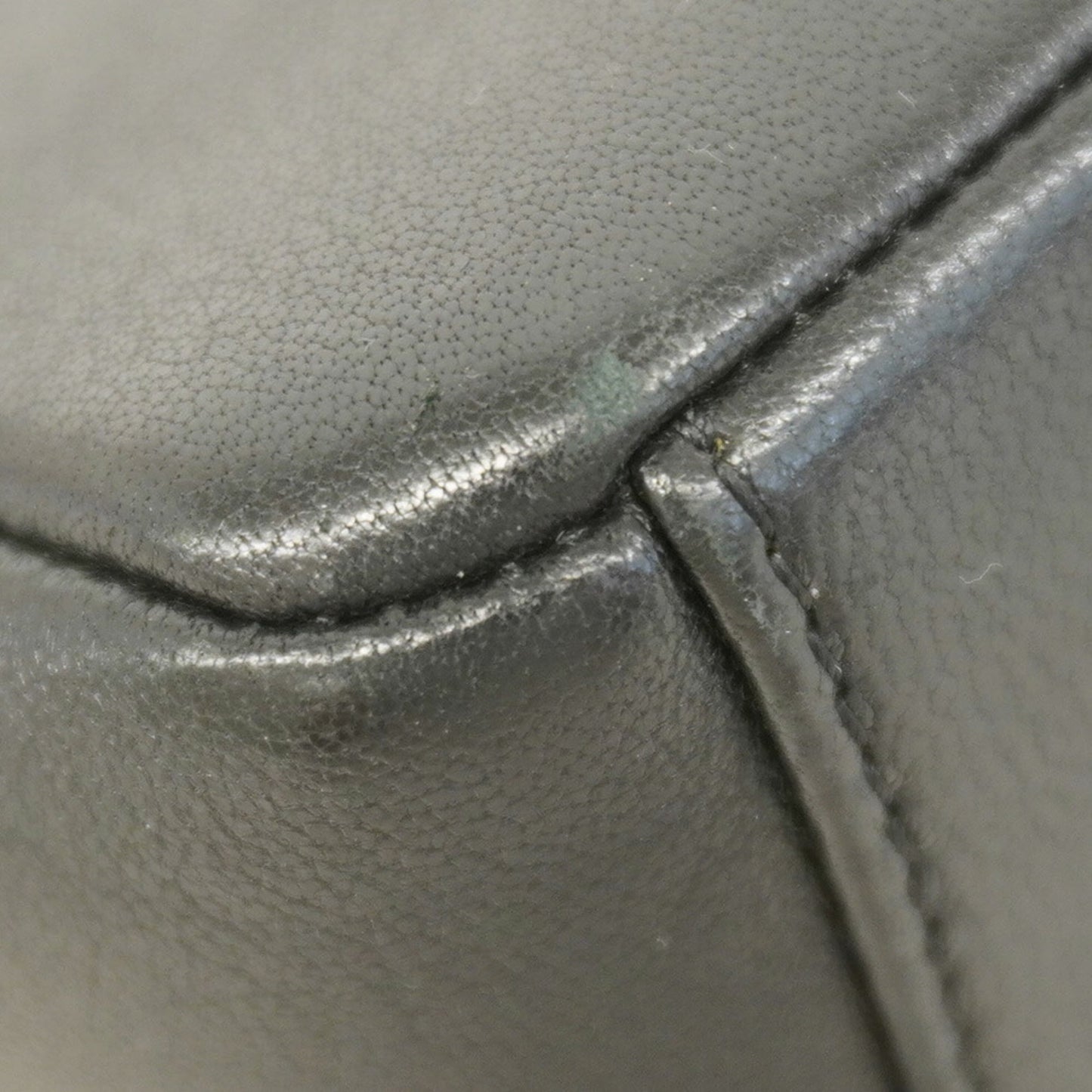 Chanel Black Leather Shoulder Bag (Pre-Owned)