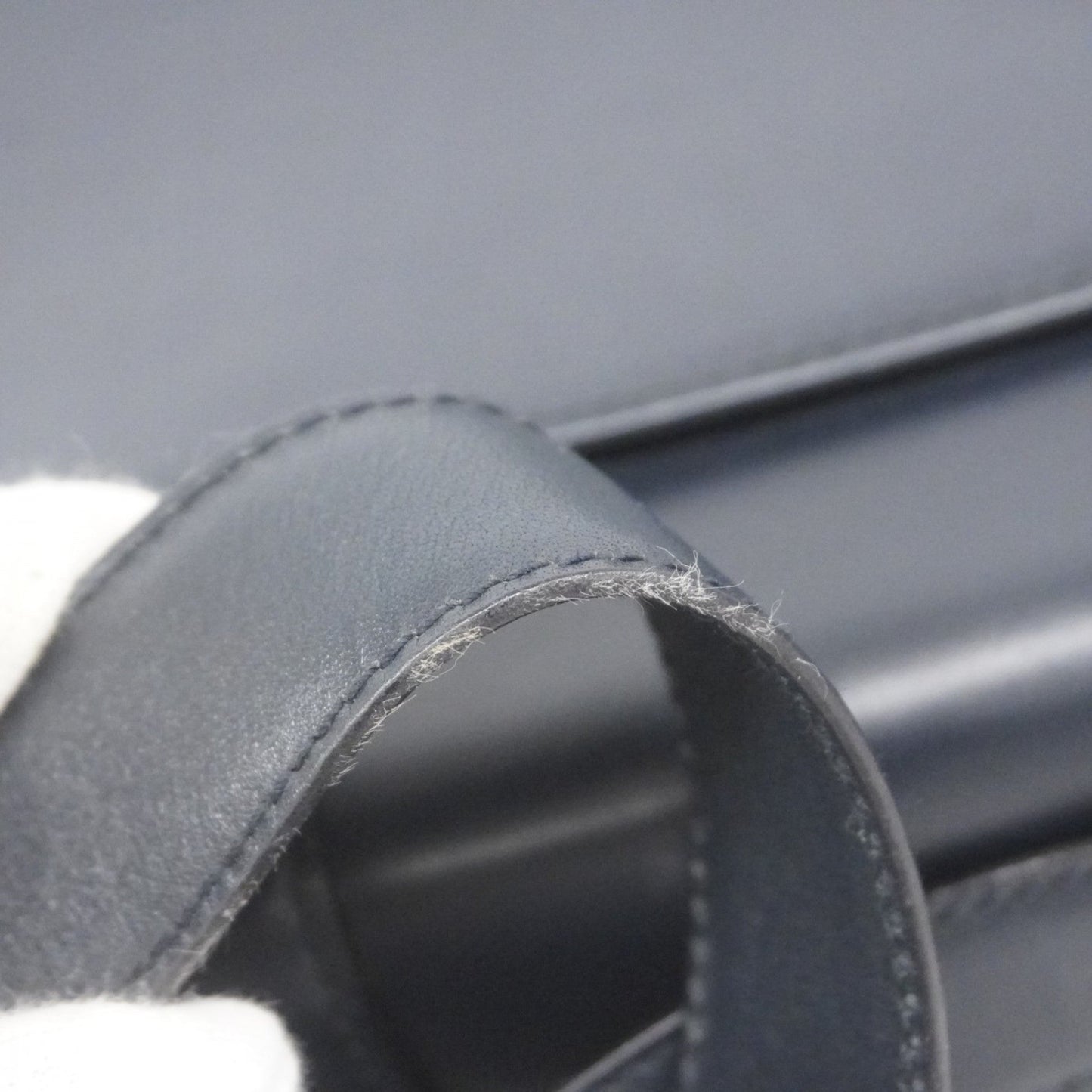 Salvatore Ferragamo Black Leather Shoulder Bag (Pre-Owned)