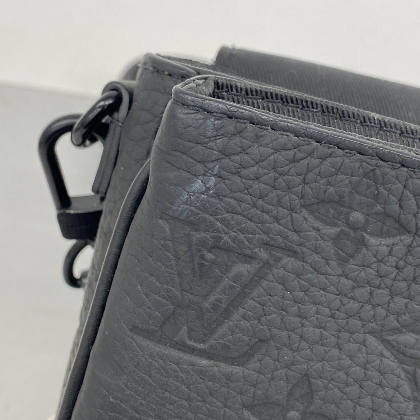 Louis Vuitton Noir Shoulder Bag (Pre-Owned)