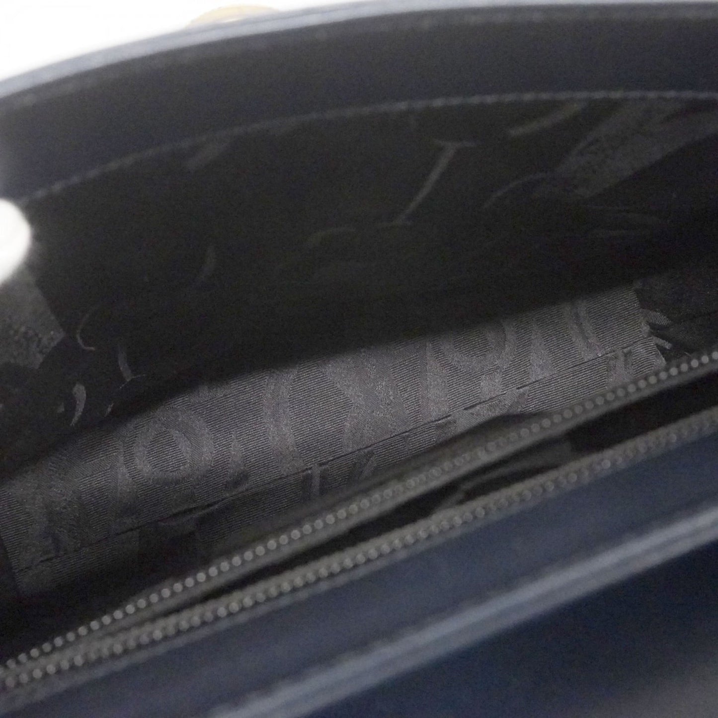 Salvatore Ferragamo Black Leather Shoulder Bag (Pre-Owned)