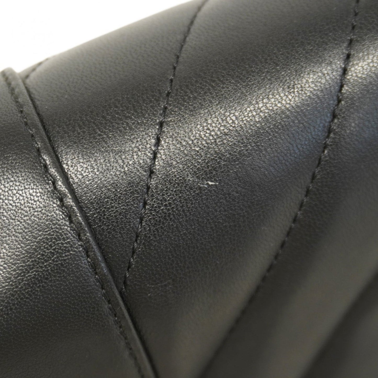 Chanel Black Leather Shoulder Bag (Pre-Owned)