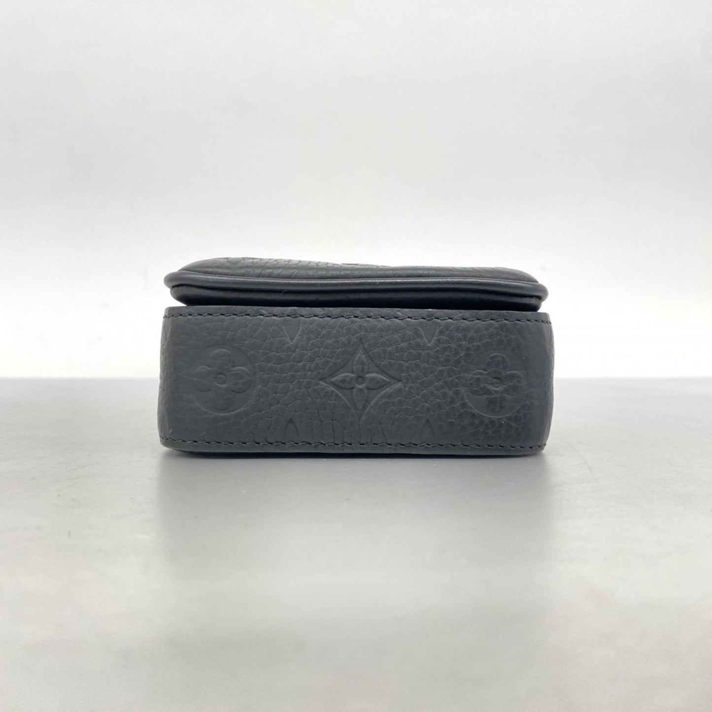 Louis Vuitton Noir Shoulder Bag (Pre-Owned)