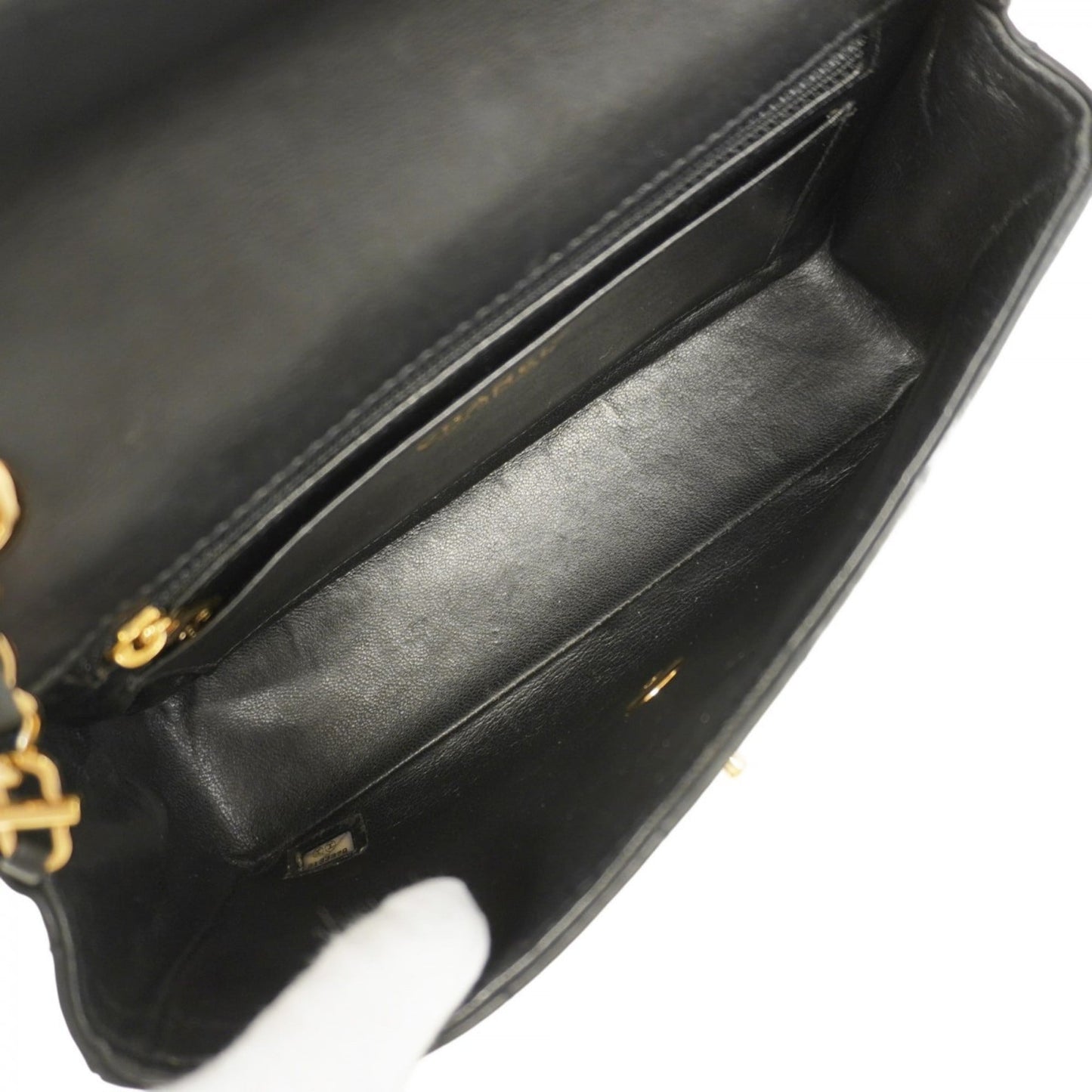 Chanel Black Leather Shoulder Bag (Pre-Owned)