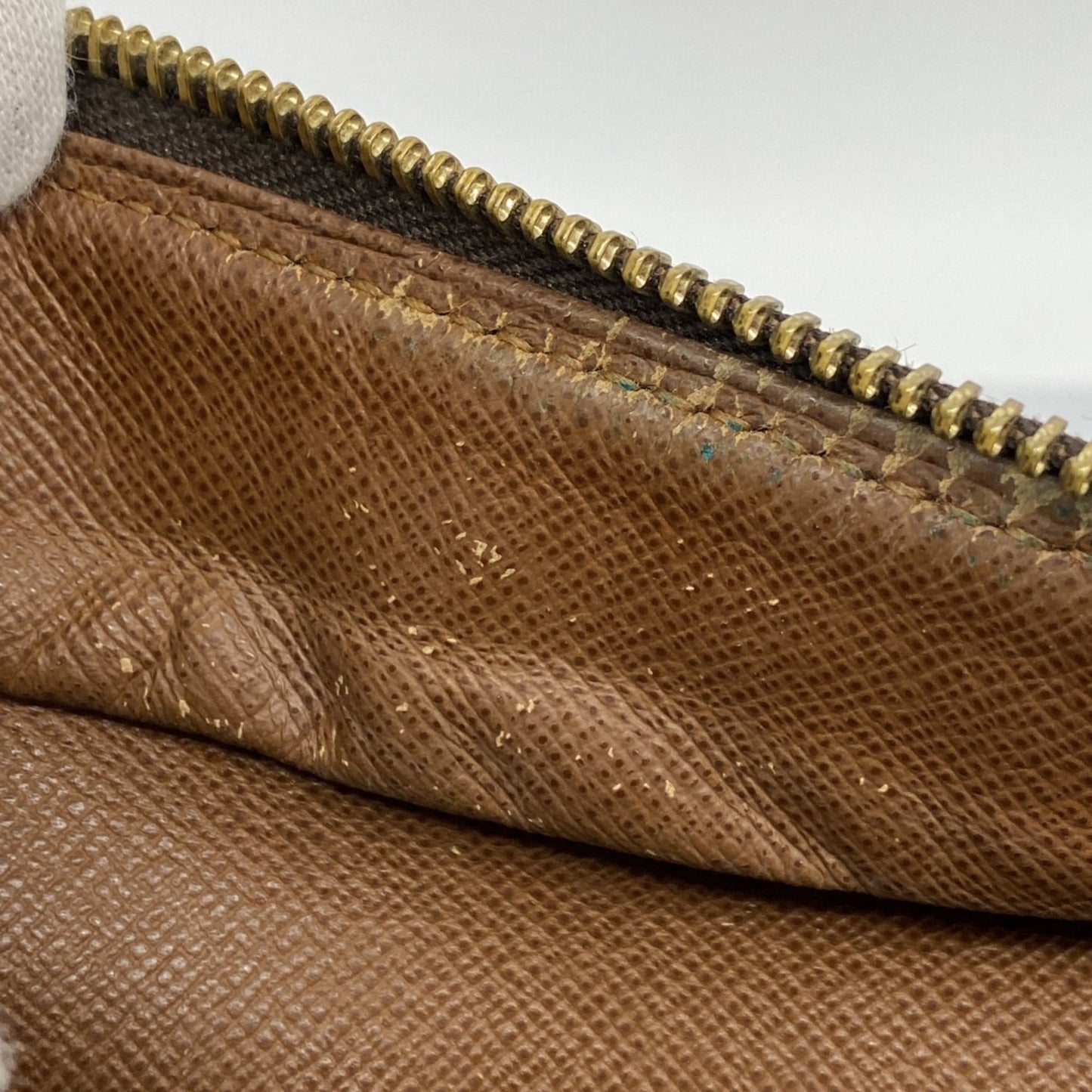 Louis Vuitton Brown Shoulder Bag (Pre-Owned)