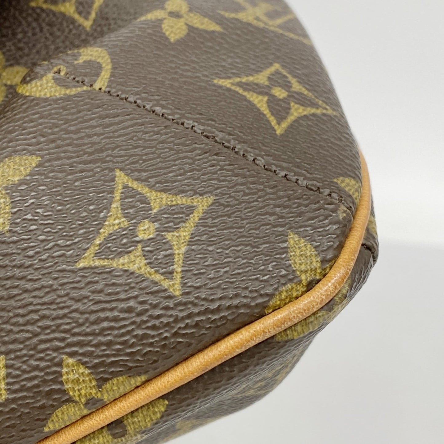 Louis Vuitton Brown Shoulder Bag (Pre-Owned)