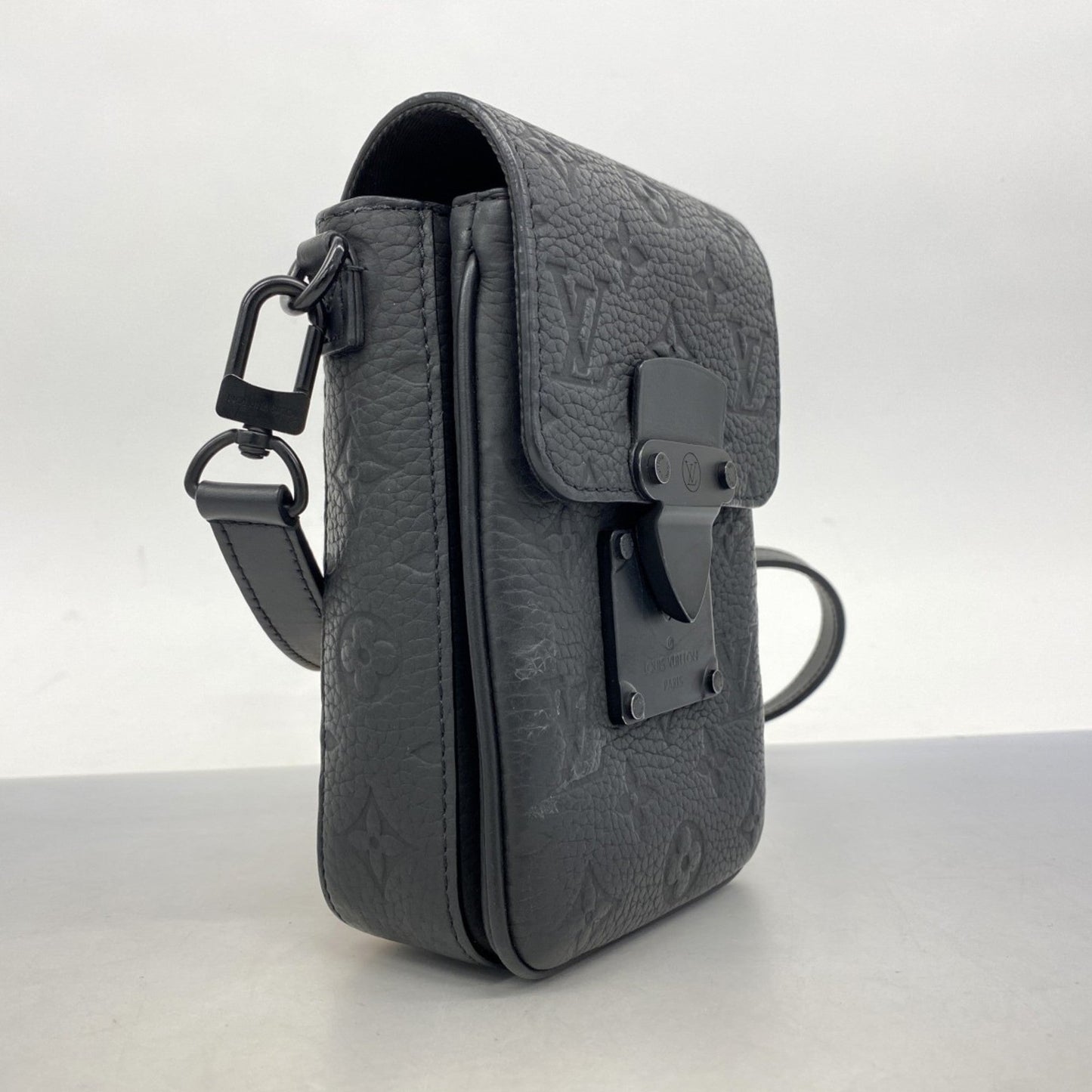 Louis Vuitton Noir Shoulder Bag (Pre-Owned)