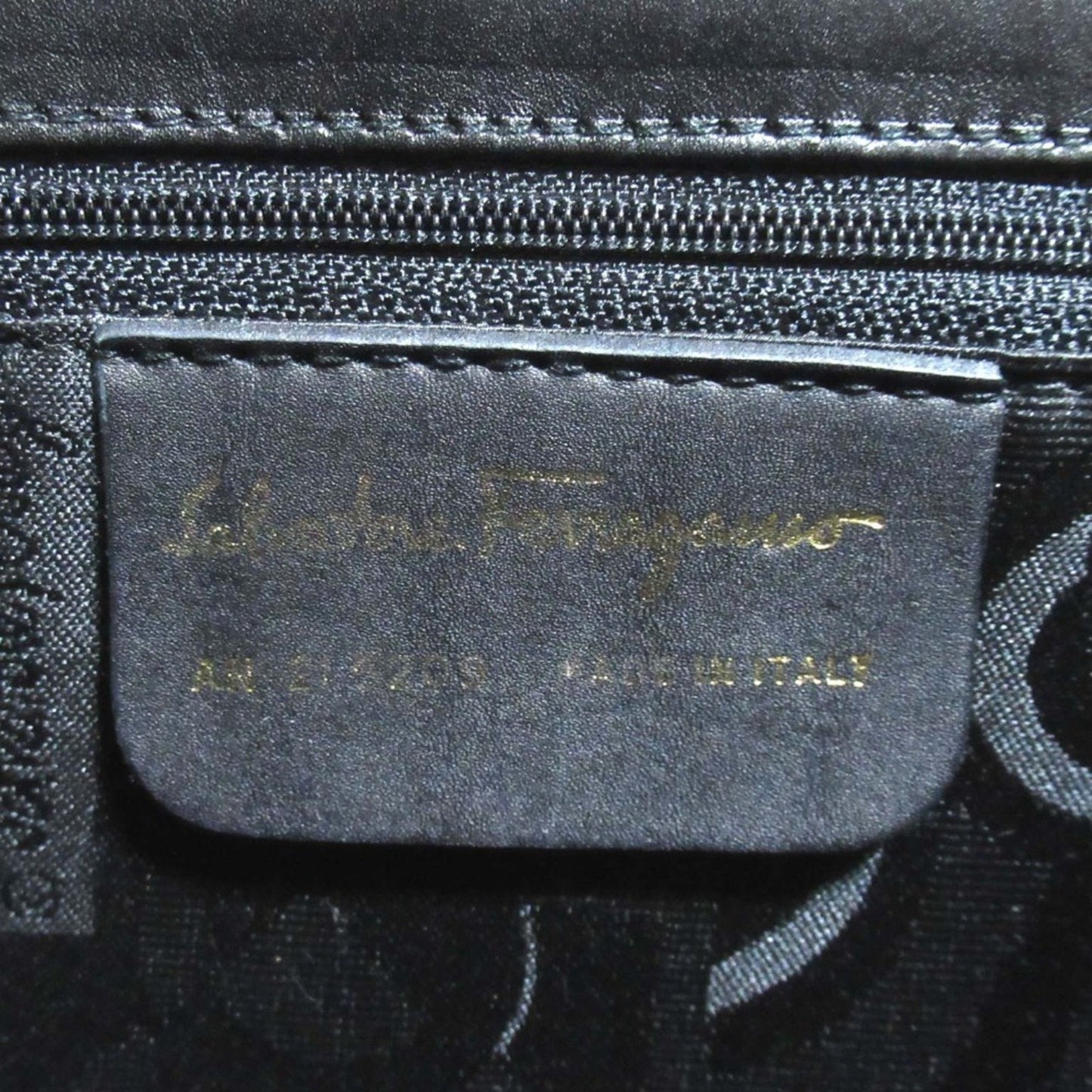 Salvatore Ferragamo Black Leather Handbag Shoulder Bag (Pre-Owned)