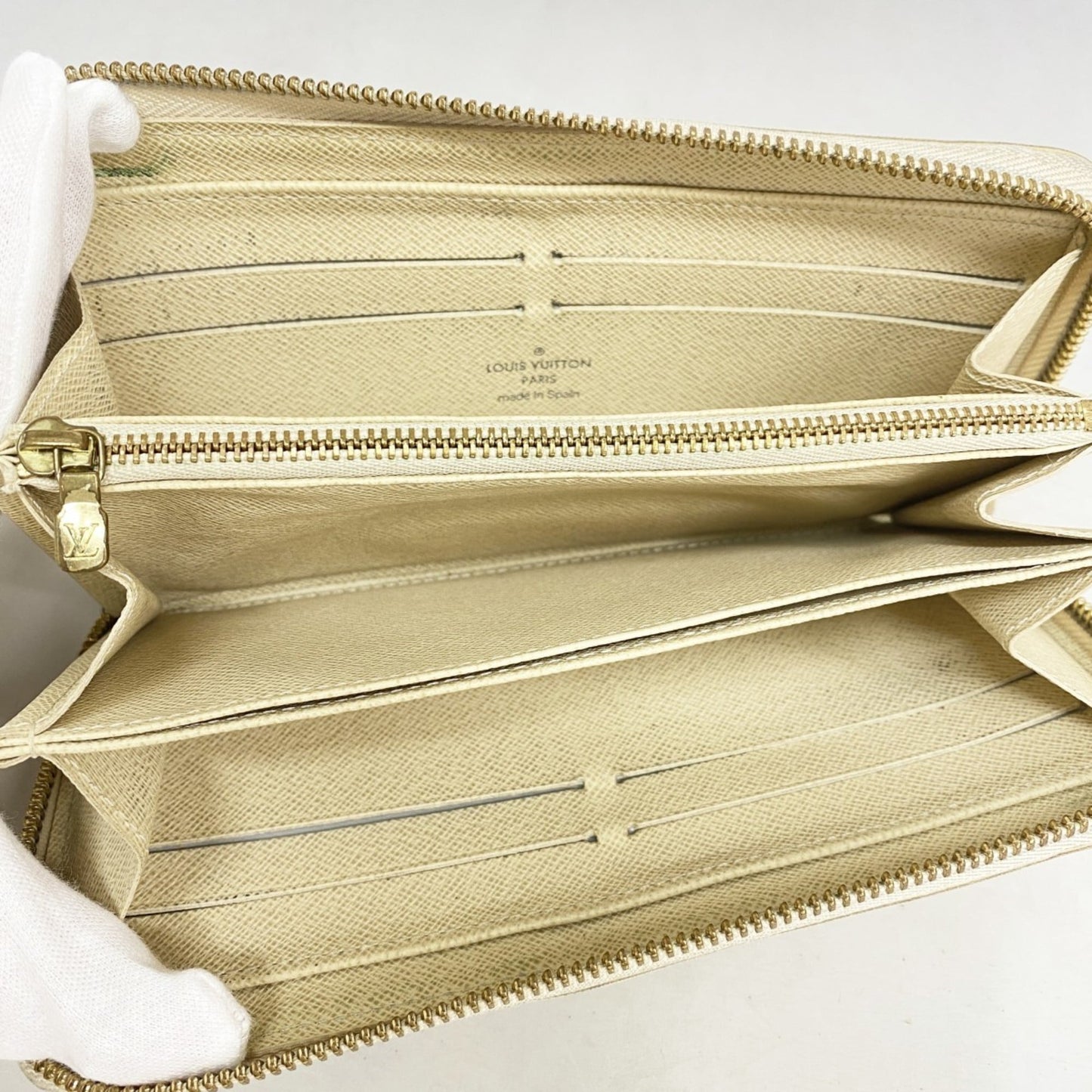 Louis Vuitton White Long Wallet (Bi-Fold) (Pre-Owned)