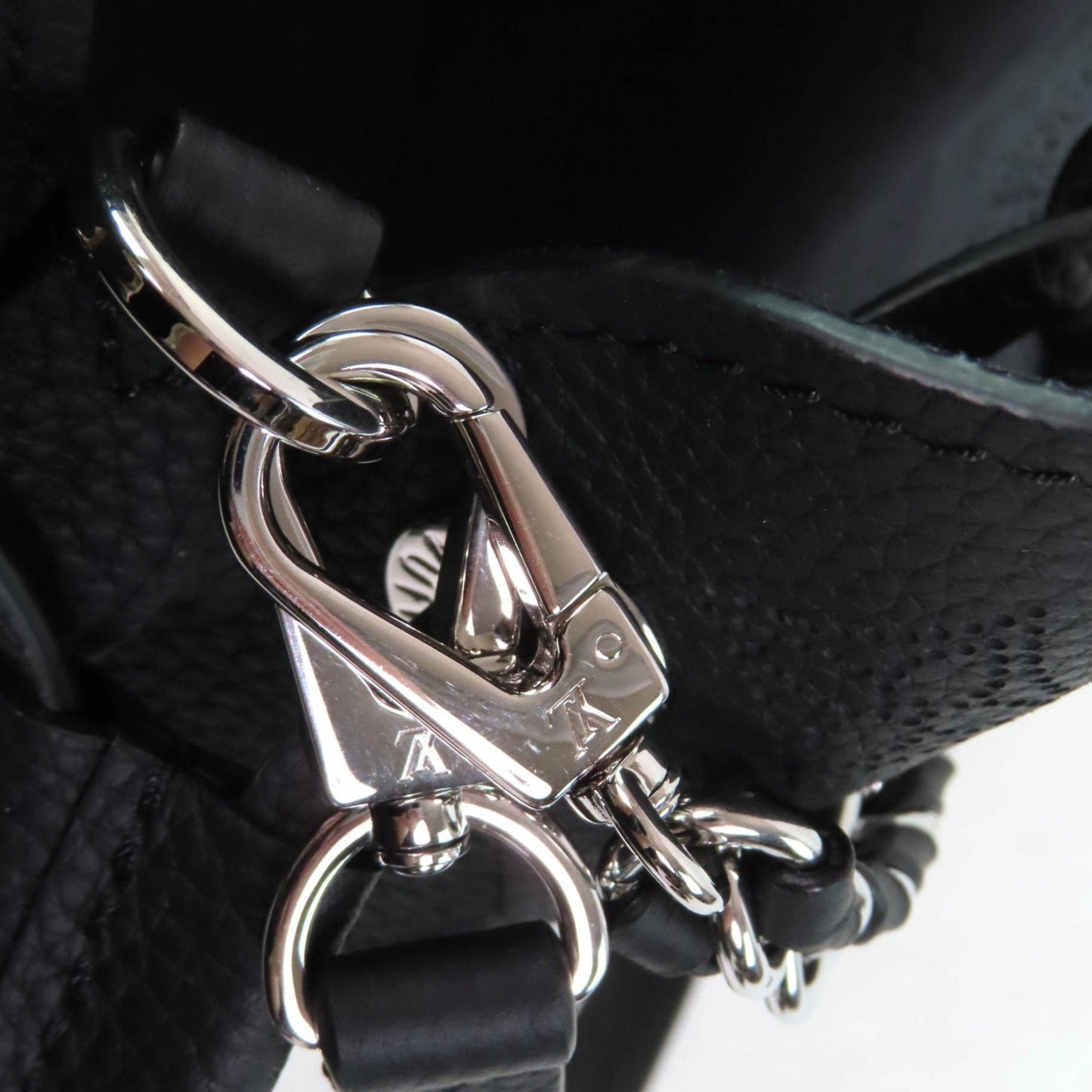 Louis Vuitton Noir Shoulder Bag (Pre-Owned)