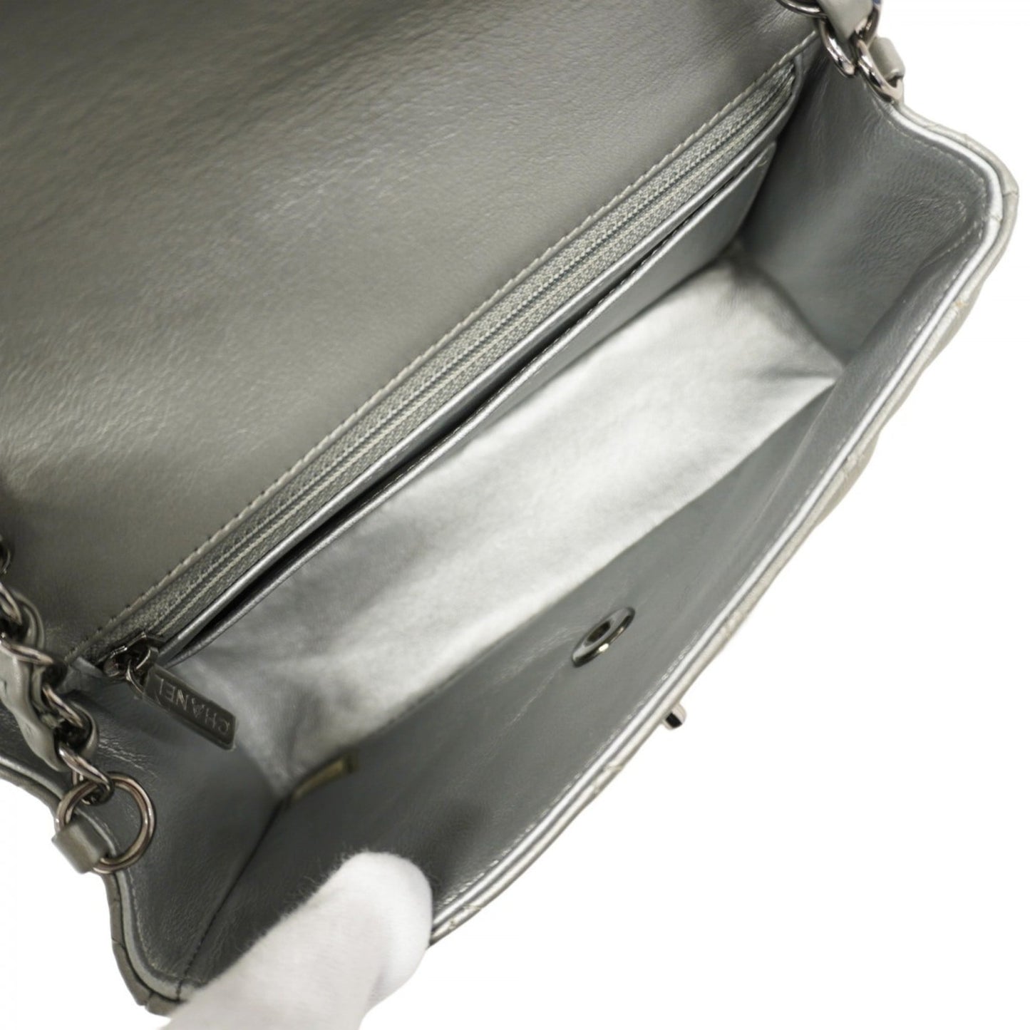 Chanel Gray Leather Shoulder Bag (Pre-Owned)