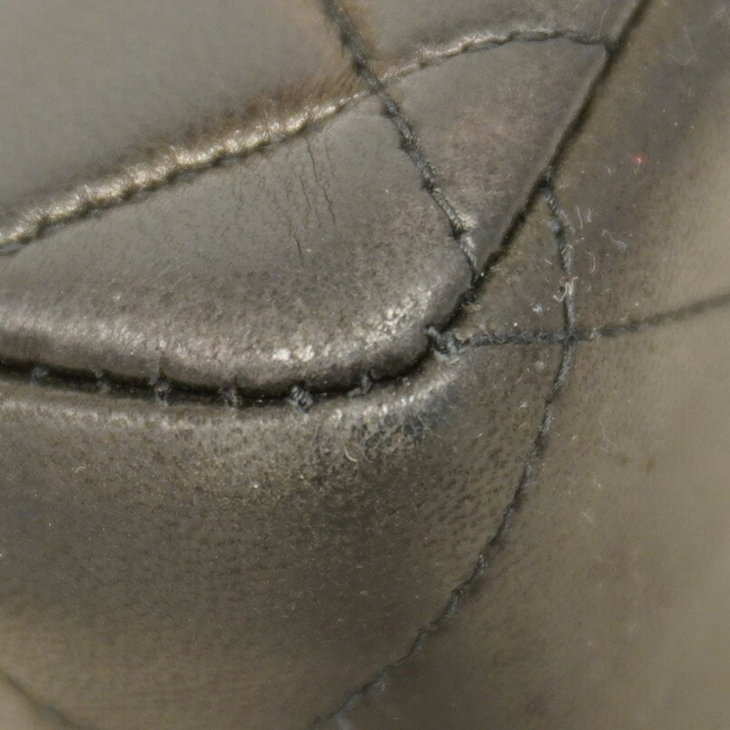 Chanel Black Leather Shoulder Bag (Pre-Owned)