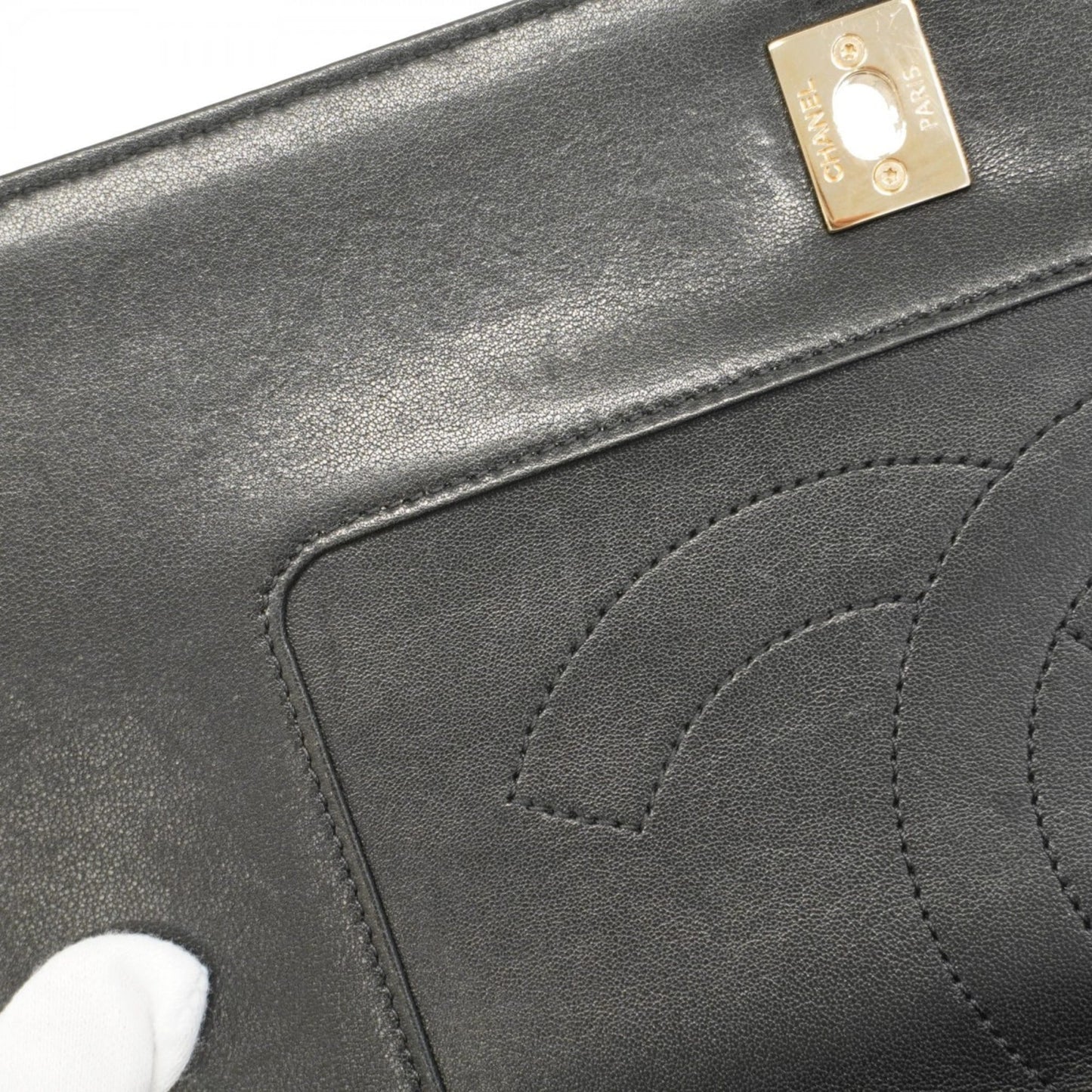 Chanel Black Leather Shoulder Bag (Pre-Owned)