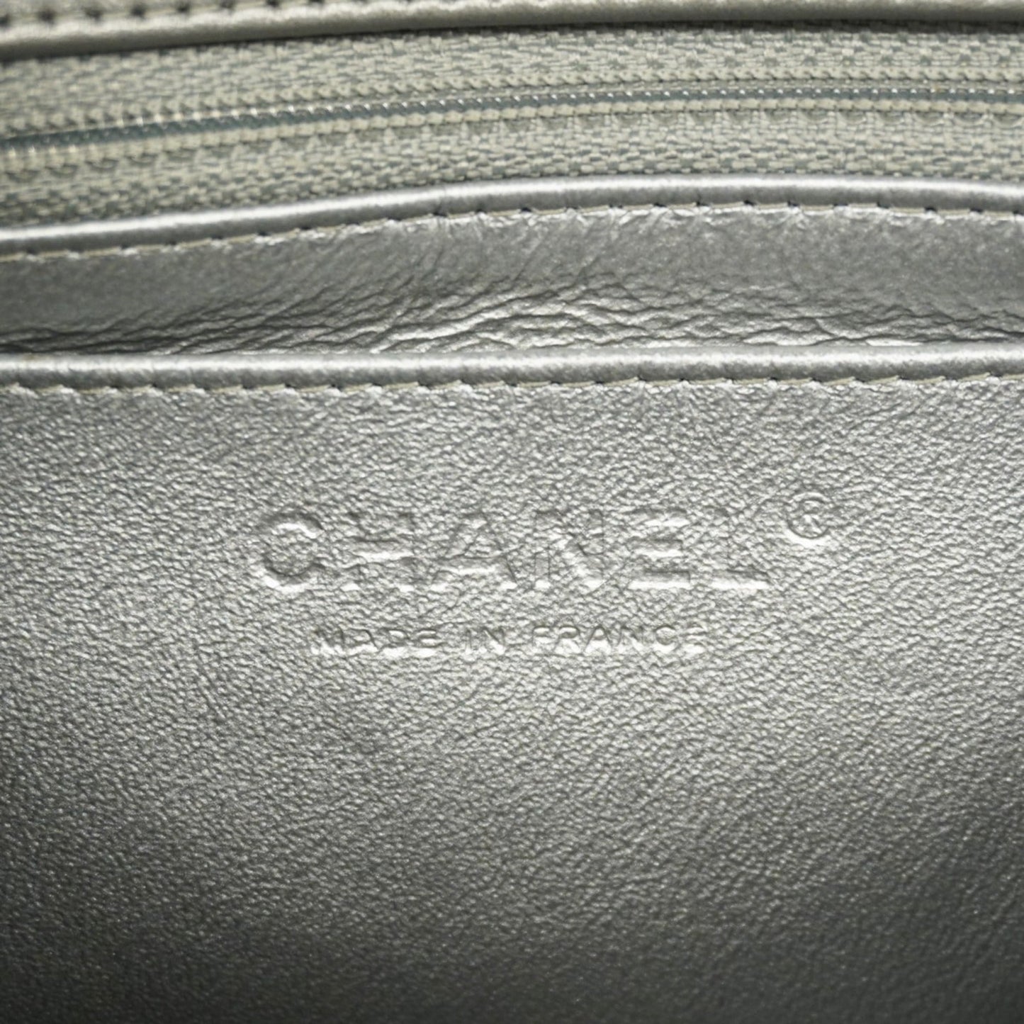 Chanel Gray Leather Shoulder Bag (Pre-Owned)