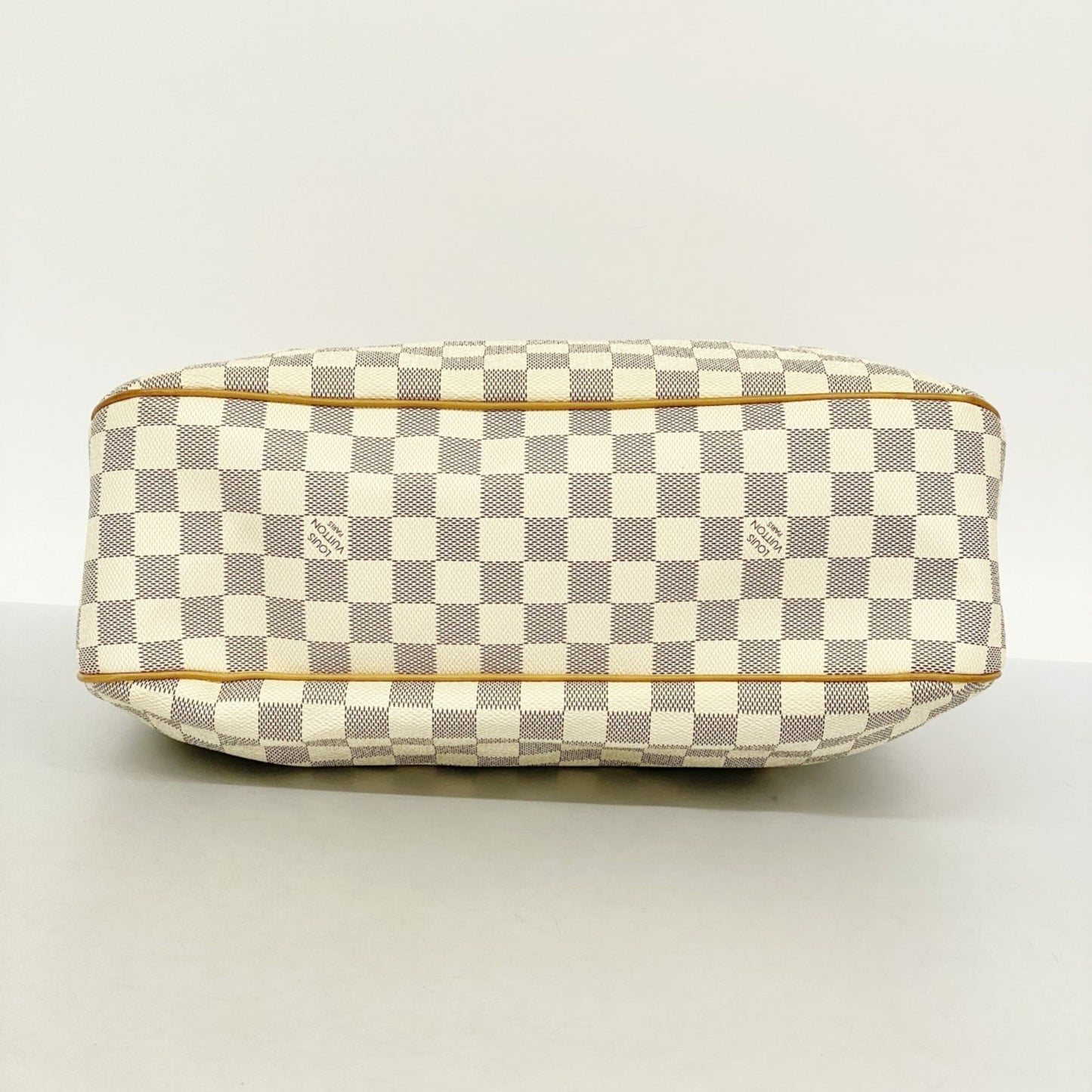 Louis Vuitton White Shoulder Bag (Pre-Owned)