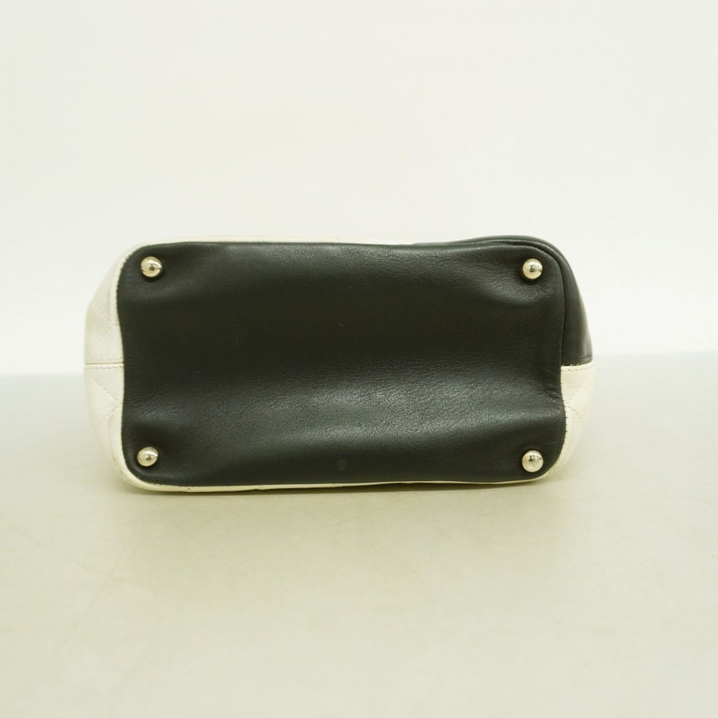 Chanel White Leather Tote Bag (Pre-Owned)