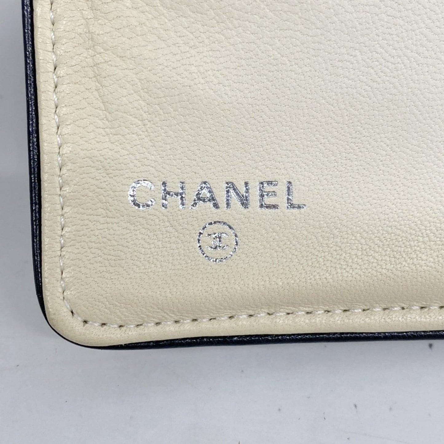 Chanel Beige Black Leather Long Wallet (Bi-Fold) (Pre-Owned)