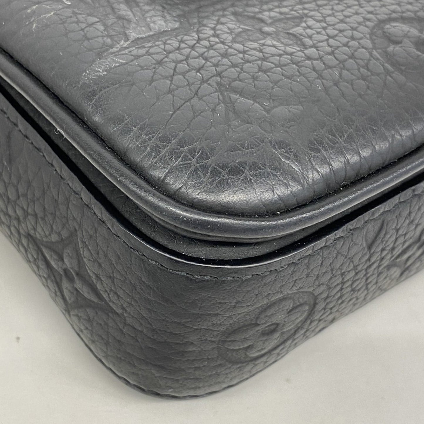 Louis Vuitton Noir Shoulder Bag (Pre-Owned)