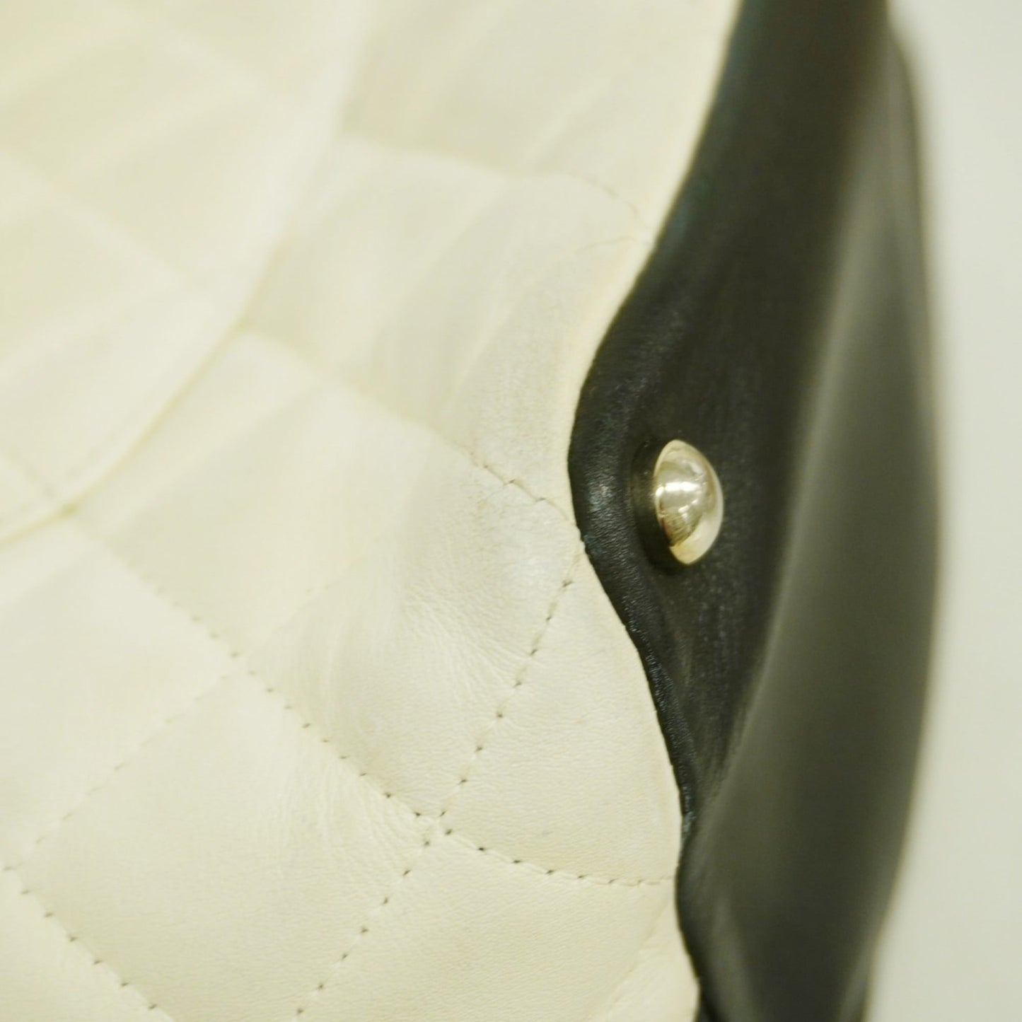 Chanel White Leather Tote Bag (Pre-Owned)