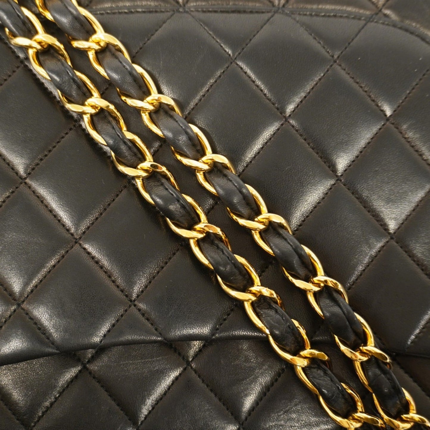 Chanel Black Leather Shoulder Bag (Pre-Owned)