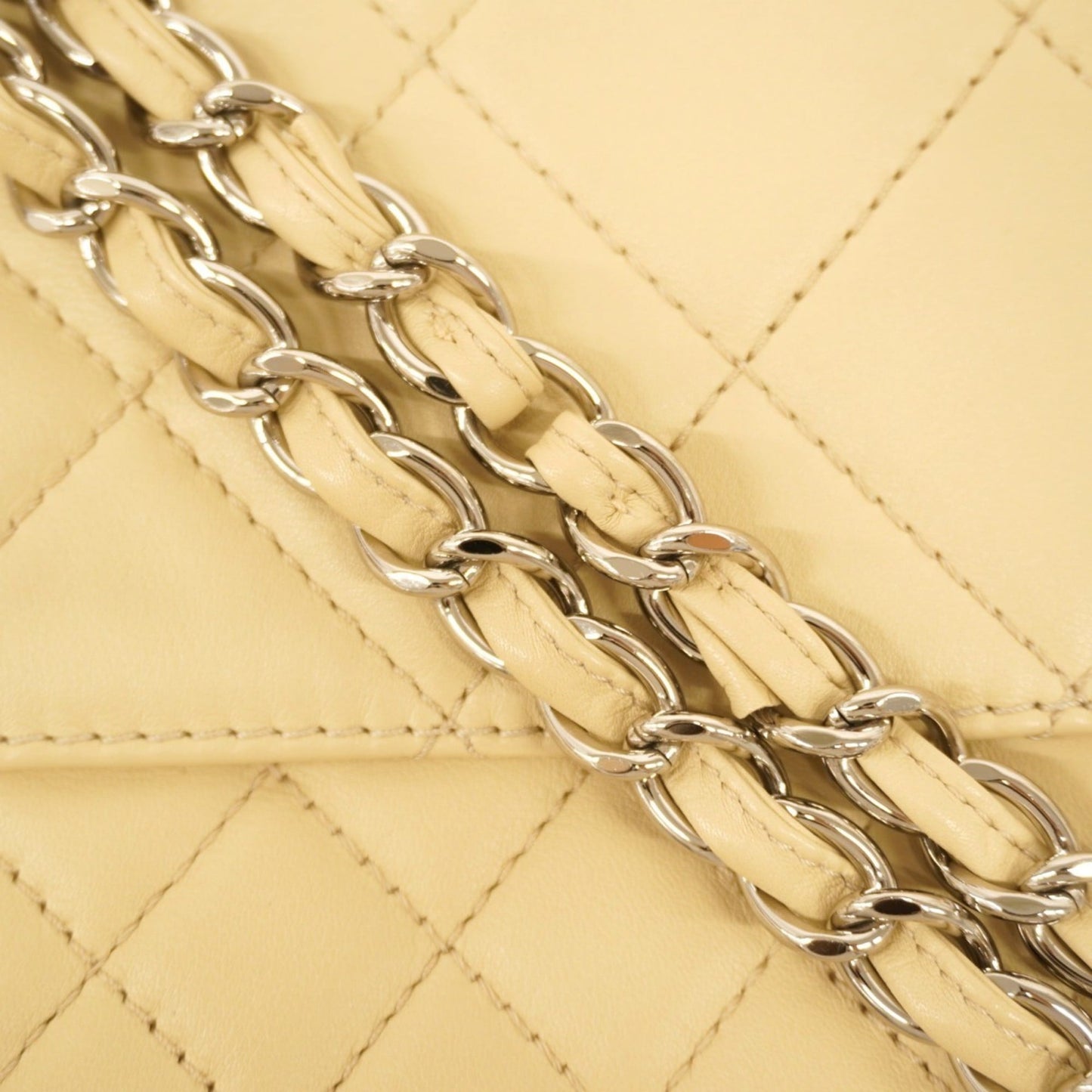 Chanel Beige Leather Shoulder Bag (Pre-Owned)