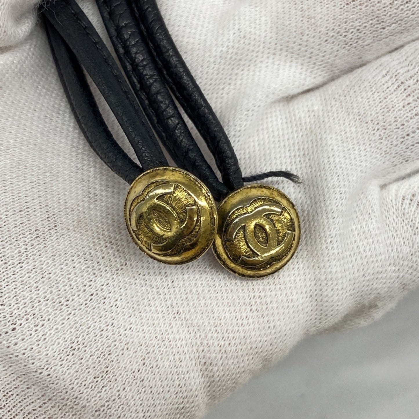 Chanel Black Leather Shoulder Bag (Pre-Owned)